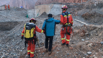 昌吉消防索降80米至谷底，救助肋骨斷裂者脫險