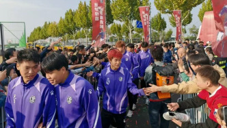 輸了決賽仍是凱旋：南通黨政主官與球迷迎接“蘇超”參賽隊(duì)回家