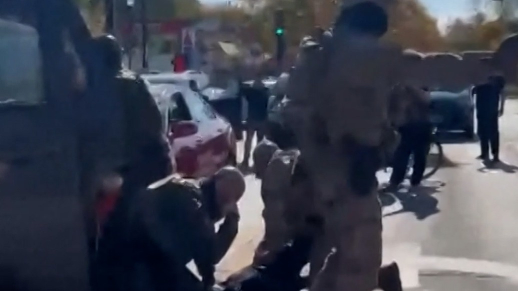 美移民執法人員暴力抓人，遭民眾斥責圍堵