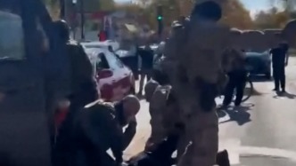 美移民執法人員暴力抓人，遭民眾斥責圍堵