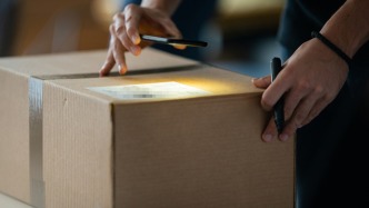 男子投訴快遞虛構(gòu)寄達(dá)信息致老人跑空趟，重慶郵管局回應(yīng)