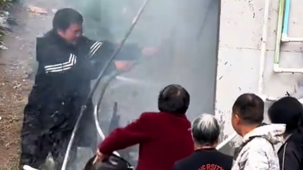 小區(qū)起火男子拎滅火器撲救后悄悄離開，業(yè)主點贊“這就是平凡英雄”