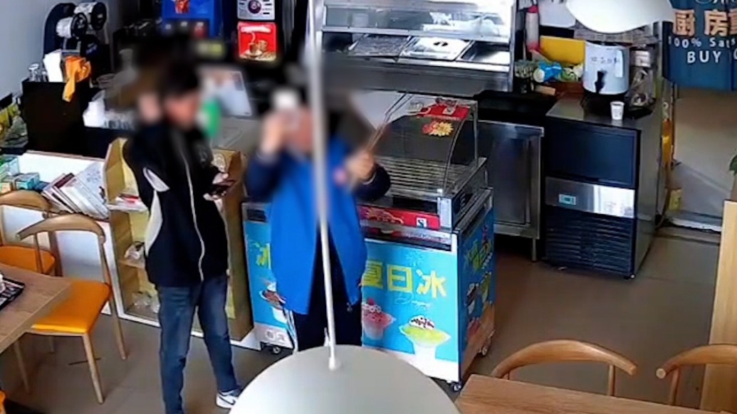 店主臨時離店未鎖門，倆男孩“自助”吃串串，結賬流程對著監控安排！