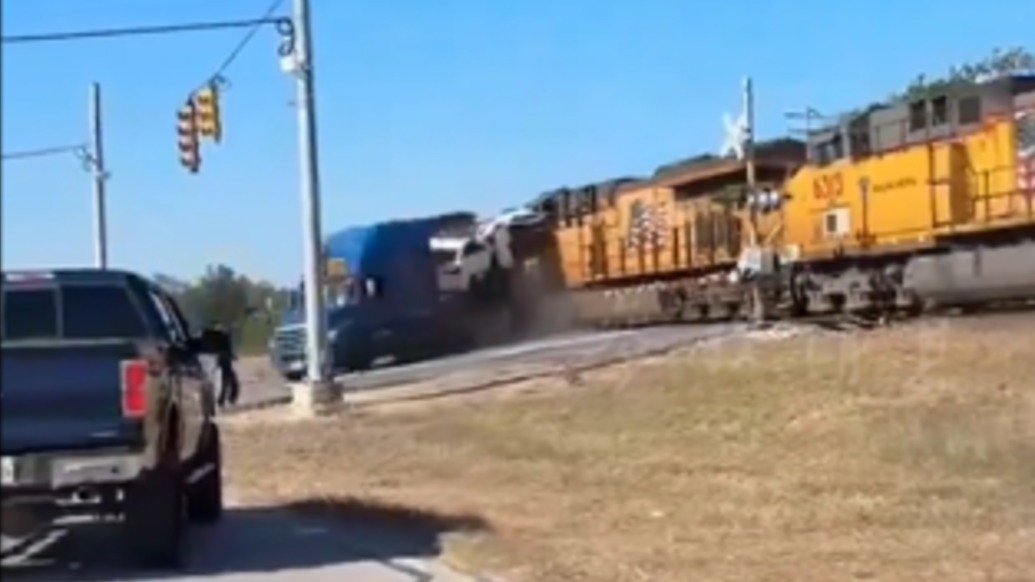 美國一轎運車在鐵路道口遭火車攔腰撞碎，車頭被拖行數(shù)米