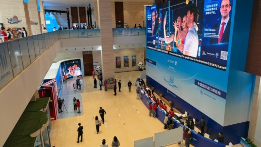 一起“淘”进博丨机器人志愿者、AI“媒体岛”上线！第八届进博会新闻中心抢先看