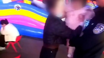 3歲萌娃迷路當(dāng)街“抱”警，不哭不鬧指路找爸媽