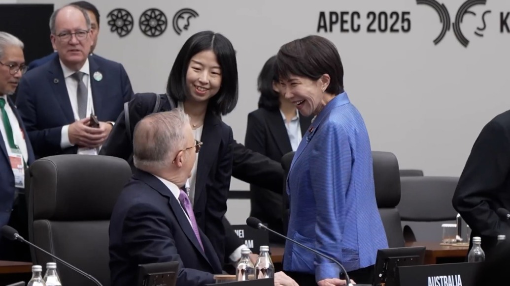 日本首相官邸發(fā)布高市早苗外交“名場面”：滑椅子、摟肩、招手……