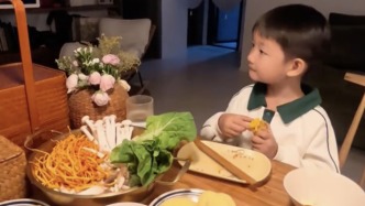 “從從容容”的小孩哥到陌生鄰居家蹭火鍋被“抓包”，卻成鄰里關系“教科書”