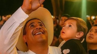 墨西哥一市長懷抱幼子參加活動遭當街射殺，槍手近身連開數槍