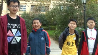 “原來(lái)做好事這么快樂(lè)！”撿到一沓現(xiàn)金，四名小學(xué)生用電話手表報(bào)警