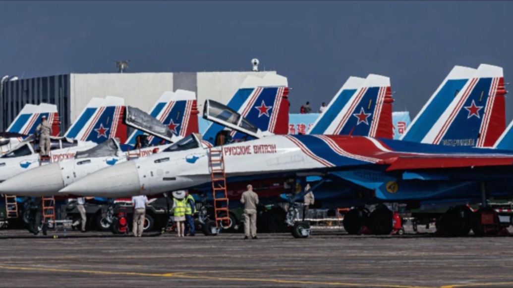 第一視角視頻公布！蘇-35釋放干擾彈，完成“眼鏡蛇”特技動作