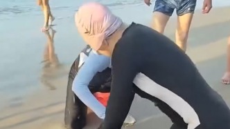 陌生人的善意筑起生命鏈條，女子溺水幸遇游泳愛好者們及時施救轉危為安