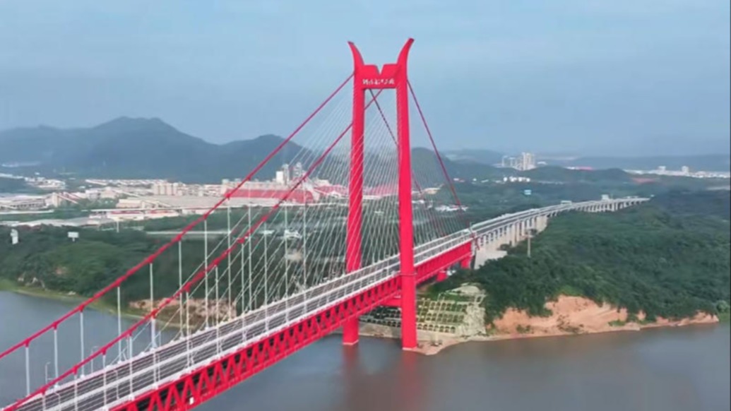 G3铜陵长江公铁大桥正式开通，此前有人擅自进入施工区域引发争议