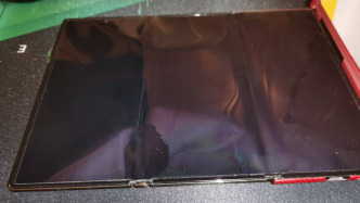 男子買三折疊手機(jī)三個(gè)月后屏顯異常要退換被拒，回應(yīng)：可免費(fèi)維修