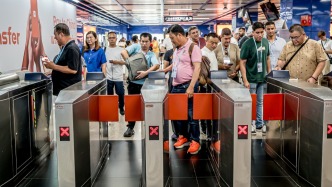 馬上評︱擠地鐵不易，“搖一搖”廣告為何還要添亂