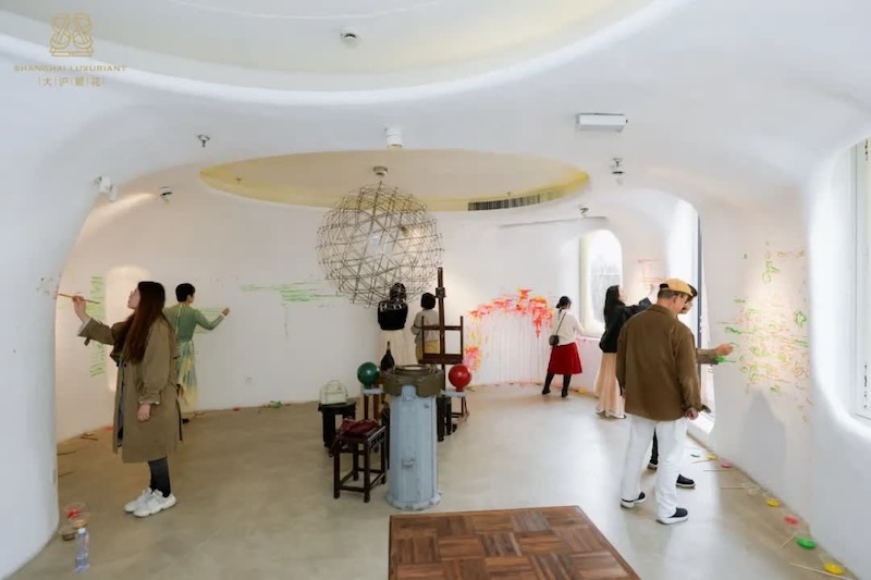 整面展墙都成了观众的画布