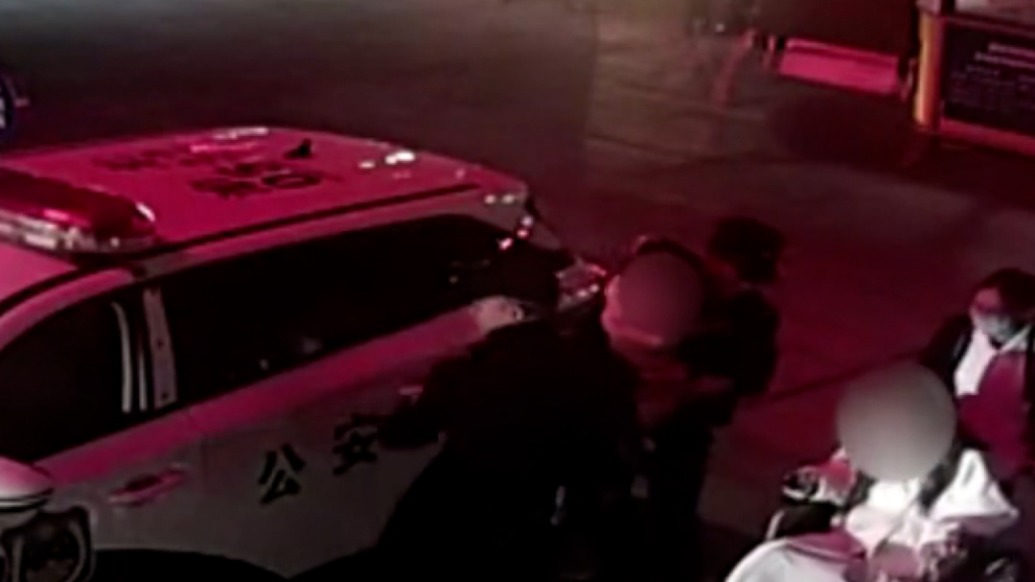 孕婦遇險民警秒變“閃送”，一路飛馳送醫