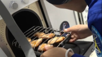 中国空间站厨房上新“烤箱” ，肉串可以现烤现吃！