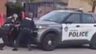 忘掛停車擋？加拿大警察執(zhí)法時(shí)警車直直撞向嫌犯，碾壓其雙腿