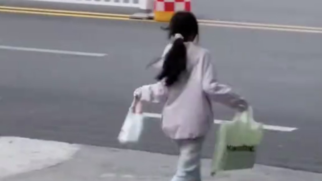 “阿姨，能等我攢夠錢嗎？”女孩拿著46元欲買鞋送媽媽，老板一句話暖了全網