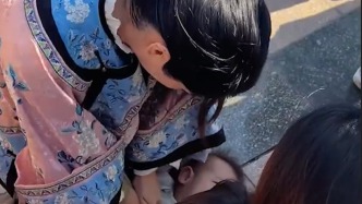 人美心善，白衣天使在景區跪地救援，從死神手中搶回卡喉寶寶