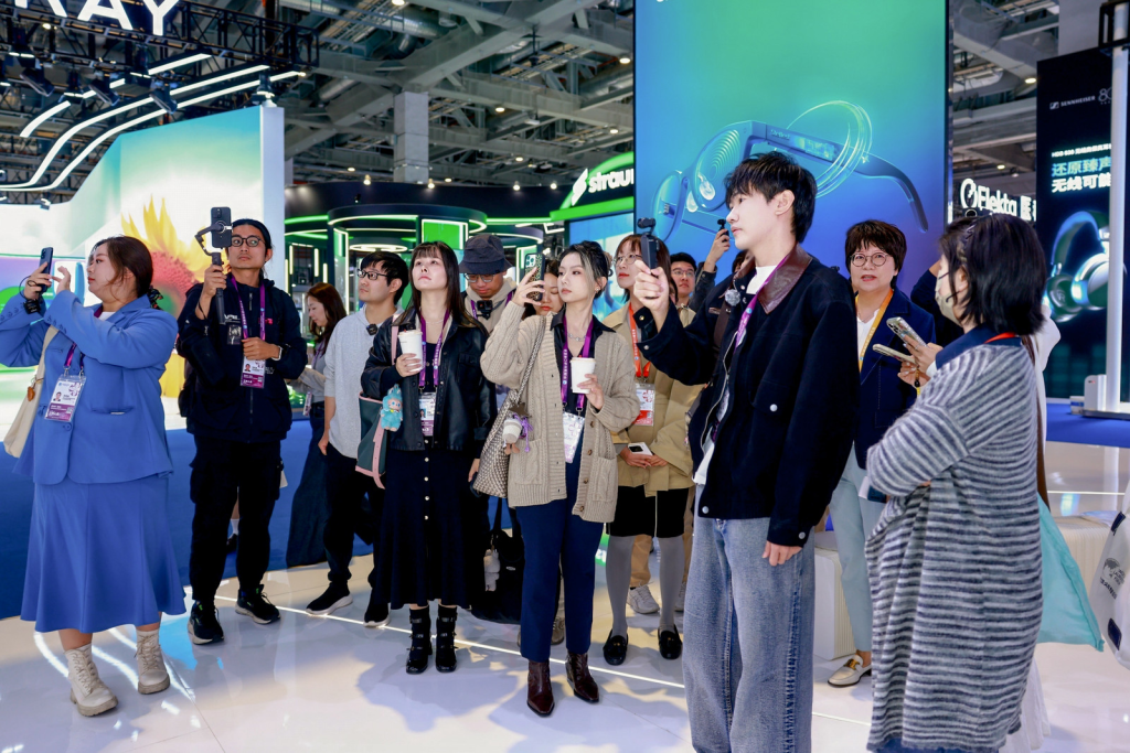 感受中国经济的蓬勃脉动！青春视角眼中的“别样进博”