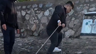 釣友救兩名落水男孩時(shí)滑入湖中，陌生路人扔繩救起三人