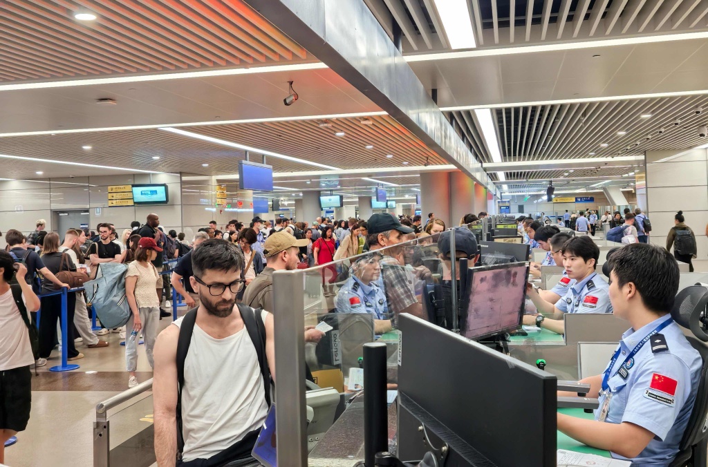 今年以来上海口岸出入境人数已超去年，全年将超4000万人次