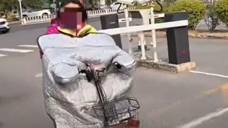 “一碼歸一碼”，女子送外賣途中逆行被撞，對方卻硬要塞給她誤工費