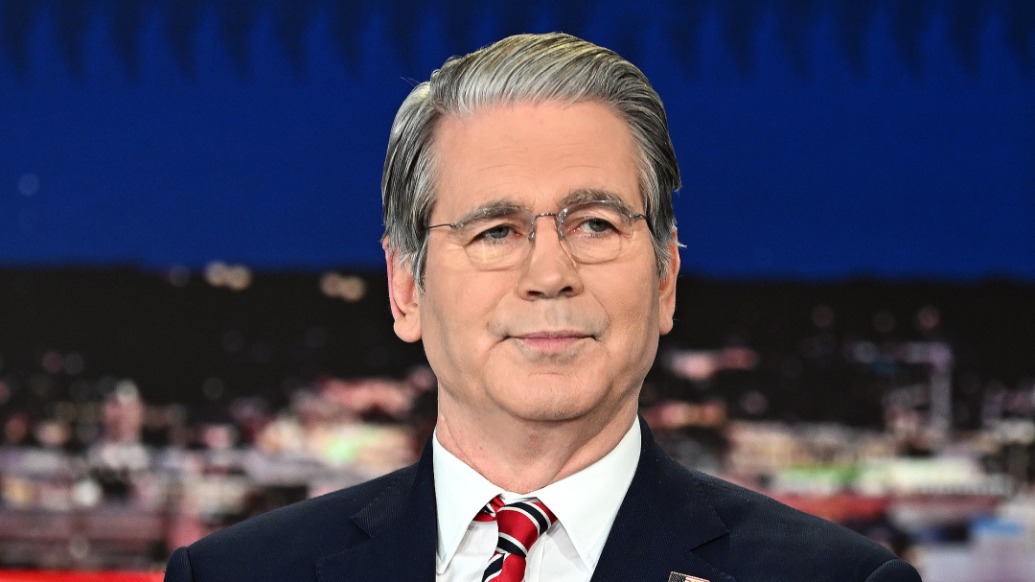 貝森特回應“4月白宮大吵揪了馬斯克衣領”：他穿T恤，沒領子啊