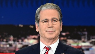 貝森特回應“4月白宮大吵揪了馬斯克衣領”：他穿T恤，沒領子啊