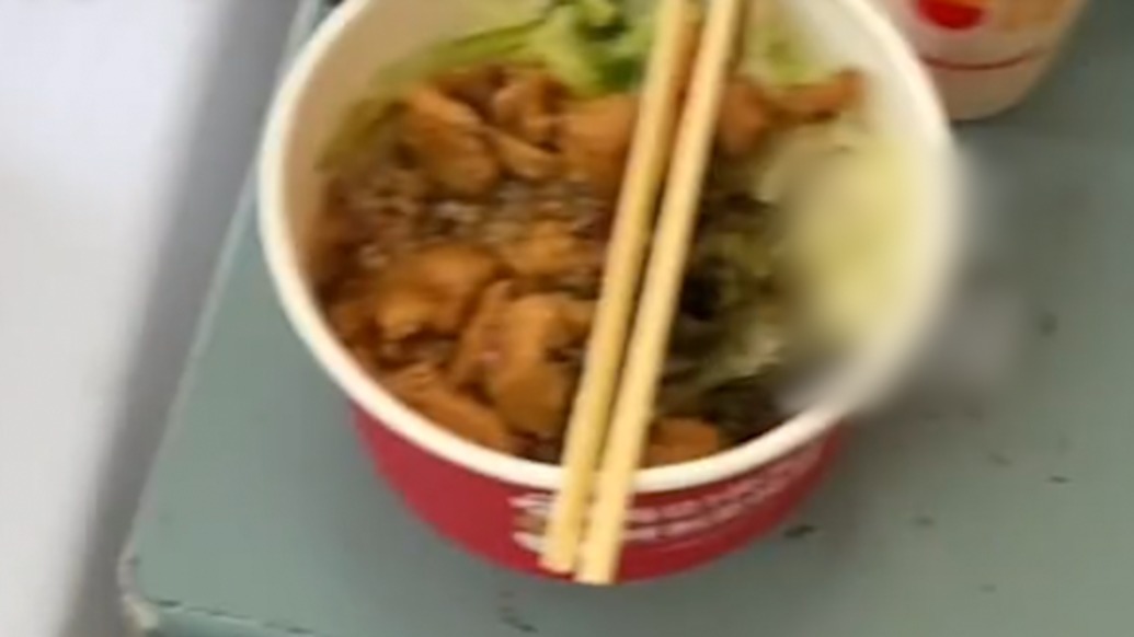“人家多送了一份”，同病房老人連續(xù)2天吃饅頭咸菜，男生點外賣“騙”他一起吃