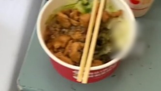 “人家多送了一份”，同病房老人連續(xù)2天吃饅頭咸菜，男生點(diǎn)外賣“騙”他一起吃