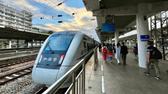 廣深鐵路I、Ⅱ線動車組列車將最高按時速200公里運行，每日增加27列