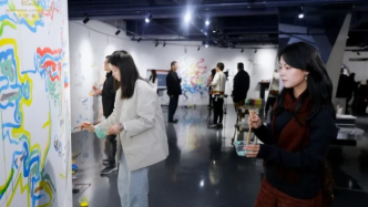 整面展墻都成了觀眾的畫布