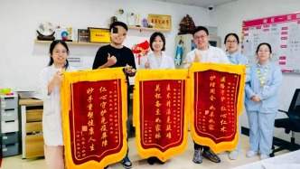 從一度病危到成家立業(yè)，罕見病患者帶新婚妻子回醫(yī)院送喜糖