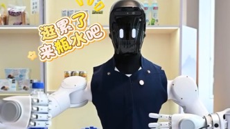 探營進博會新聞中心，記者遇到了機器人小新和小聞