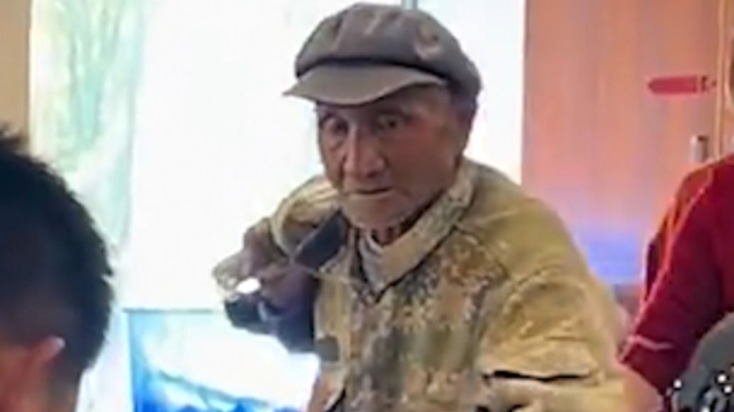 善良是選擇而非能力，老人在飯店賣葵花連連被拒，女生換了現金全部買下