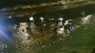 甘肃康县一河道现市民淘金潮：当地加强管控，河道附近拉起警戒线