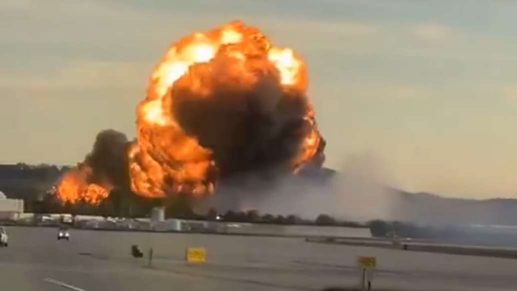 機載14萬升燃油！美國一貨機起飛后墜毀已致3死11傷，機組三人生死不明
