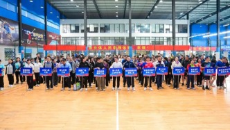 “湘直工杯”乒乓球混合團體賽上，湖南省委書記與干部職工同場競技