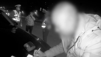 爸爸酒驾送娃去看病，民警处罚后“代驾”送医