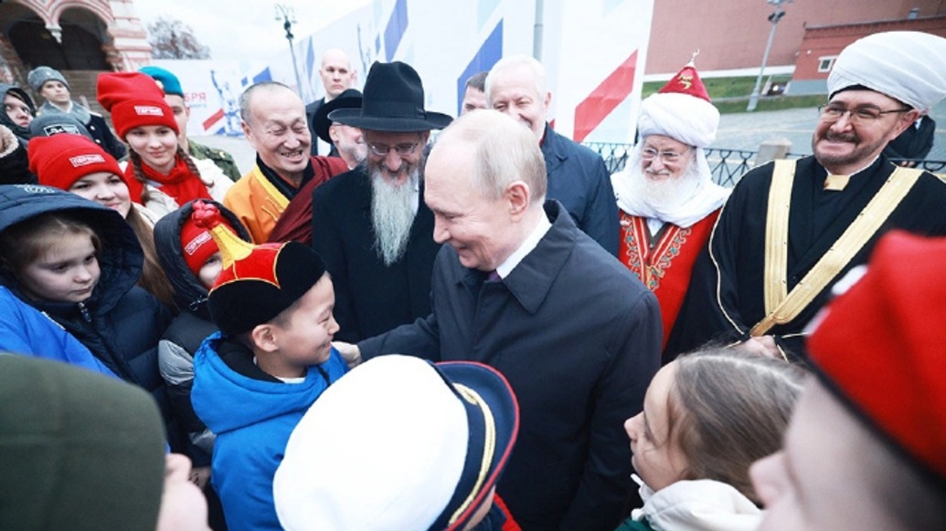 俄羅斯“人民團(tuán)結(jié)日”：普京現(xiàn)身紅場向紀(jì)念碑獻(xiàn)花