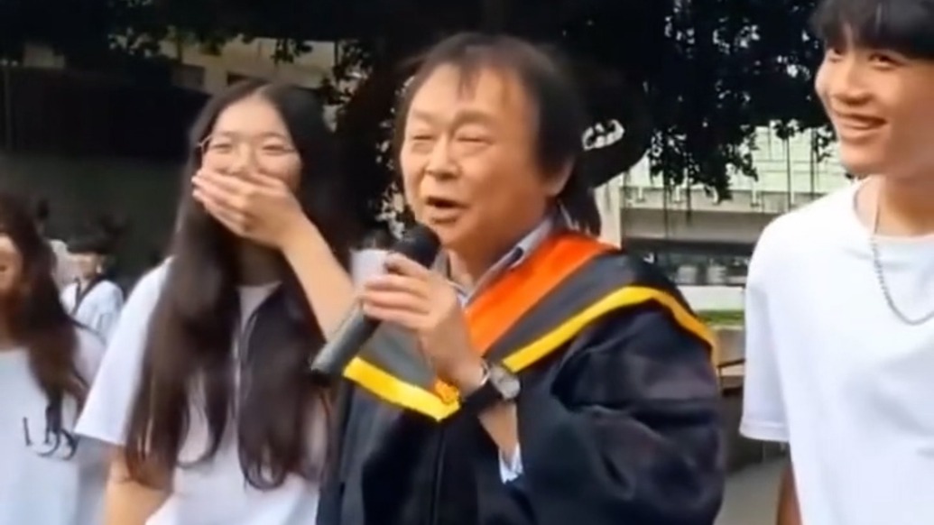 “原唱”來了！王世堅街頭清唱《沒出息》，旁邊女生被逗笑