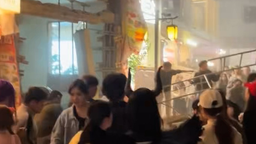 长沙网红街区墙体垮塌致2死，知情人：24岁死者刚参加工作，事发时和男友在逛街