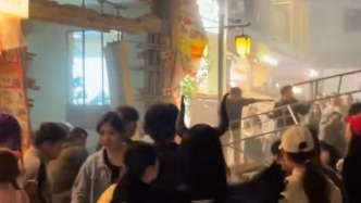 长沙网红街区墙体垮塌致2死，知情人：24岁死者刚参加工作，事发时和男友在逛街