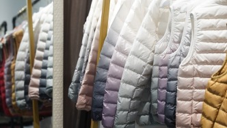 退伍老兵爆改平湖羽絨服：請(qǐng)楊超越代言，在拼多多年銷八千萬(wàn)