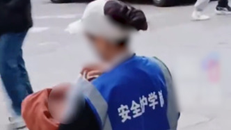 云南當地教育局回應家長抱嬰兒值勤護學崗：屬學校失誤