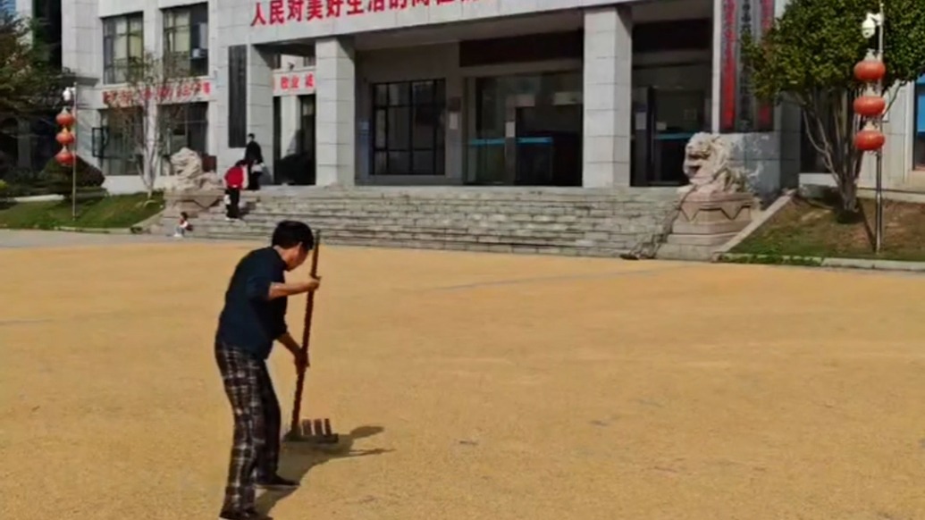 “人民政府為人民”！湖南一鎮(zhèn)政府前坪變身曬谷場