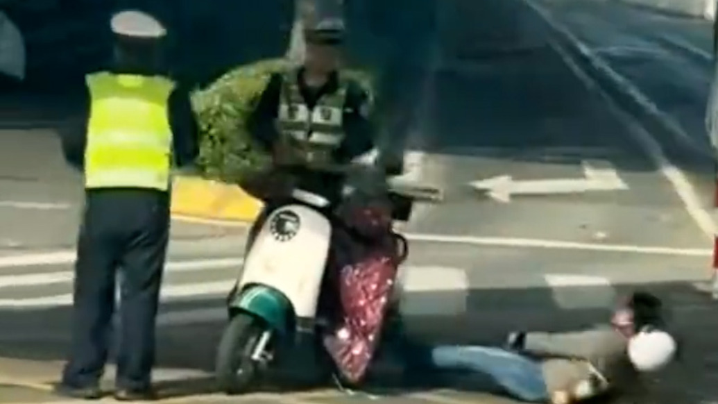 女子騎車走機(jī)動(dòng)車道被罰20元，竟然直接躺地上蹬腿耍賴